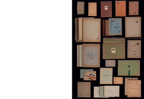 Eine Sammlung von alten, abgenutzten Skizzenbüchern in verschiedenen Größen liegt auf der rechten Seite des Bildes auf einem schwarzen Hintergrund, während die linke Seite leer und weiß ist.