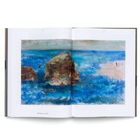Ein aufgeschlagenes Kunstbuch auf weißem Hintergrund, das ein impressionistisches Gemälde mit dem Titel Böcklinade, 1958 über eine Doppelseite zeigt. Das Bild stellt eine Küstenlandschaft dar, mit einem aufgewühlten, blauen Meer, in dem sich Felsen befinden. Auf den Felsen und im Wasser sind mehrere nackte Figuren zu sehen. Rechts erstreckt sich ein Sandstrand, an dem einige Menschen entlanggehen.