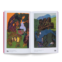 Ein aufgeschlagenes Kunstbuch zeigt auf den Seiten 78 und 79 zwei farbenfrohe, surrealistische Illustrationen. Links sitzt eine Frau in einem Garten über drei Köpfen, die aus dem Boden ragen. Rechts steht eine Figur in einem dunklen Wald, eingehüllt in eine blaue Wolke, mit Fässern und Bergen im Hintergrund.