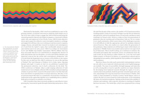 Eine Doppelseite aus einem Buch mit schwarzem Text und zwei farbigen abstrakten Gemälden. Das linke Gemälde zeigt wellenförmige Bänder in Pink, Orange und Türkis auf einem gelb-blauen Hintergrund. Das rechte Gemälde zeigt zickzackförmige, geometrische Formen in Orange, Rot, Grün und Blau auf weißem Grund.