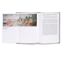 Ein aufgeschlagenes Buch liegt auf einer weißen Oberfläche und zeigt auf der linken Seite das Gemälde Die Forscher von Edvard Munch mit einer Figurengruppe am Strand und auf der rechten Seite einen langen deutschen Textblock.