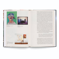 Ein aufgeschlagenes Kunstbuch. Die linke Seite 86 zeigt drei Kunstwerke mit Bildunterschriften: oben ein Selbstporträt von Maria Lassnig mit einem Kochtopf auf dem Kopf, daneben ein Filmstill von Tracey Emin mit einer Person auf einem Steg. Unten eine Installation mit einer großen Leinwand, einem Stuhl und einem kleinen Bild von Munchs Der Schrei. Die rechte Seite 87 ist vollständig mit deutschem Text gefüllt.