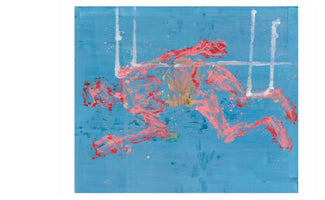 Ein abstraktes Gemälde auf blauem Grund, das eine gestreckte, dynamische Figur in Rosa- und Rottönen zeigt, die über eine weiße, rahmenartige Struktur springt.